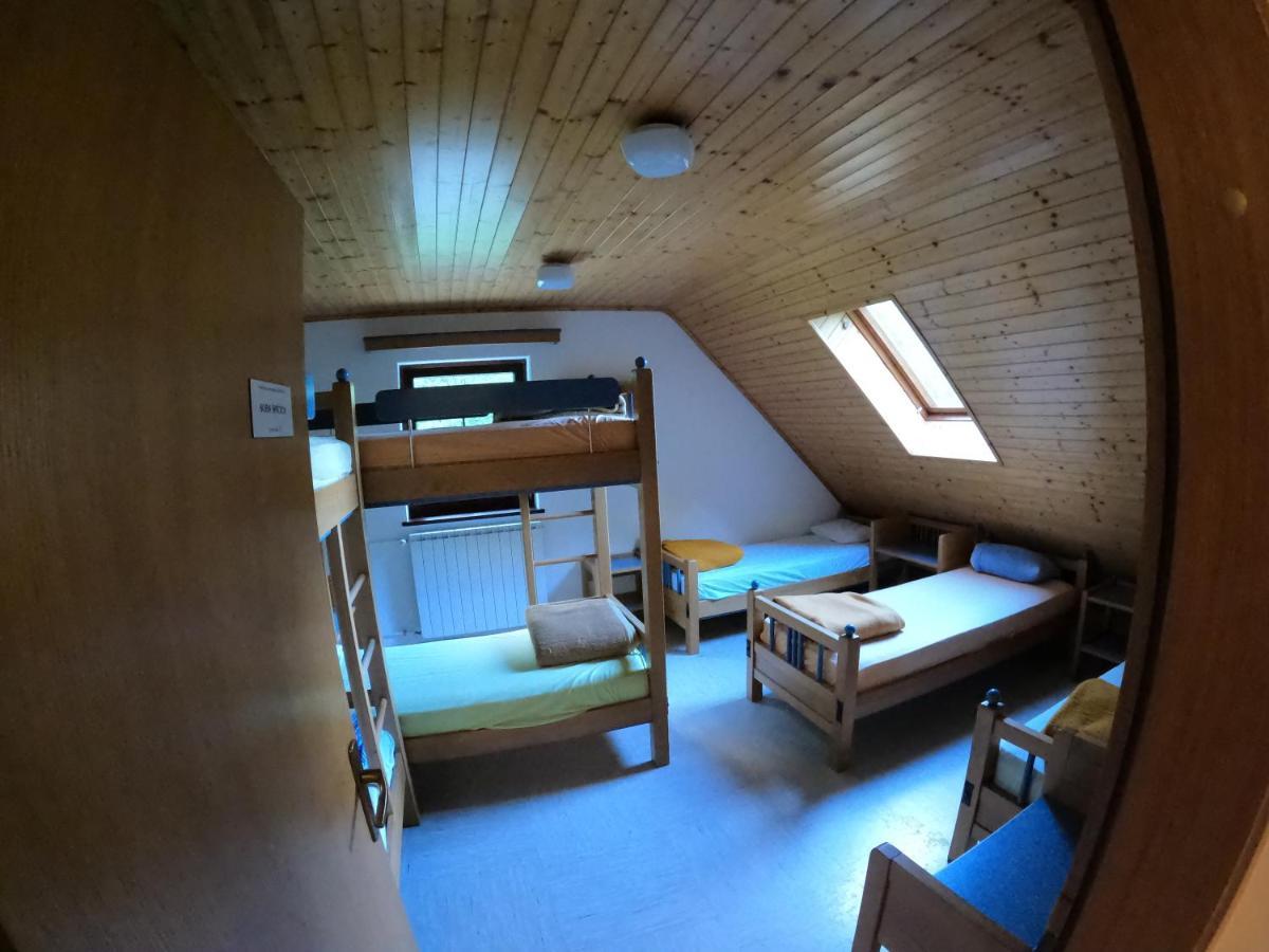 Pus Bavsica Hostel Log pod Mangartom Bagian luar foto